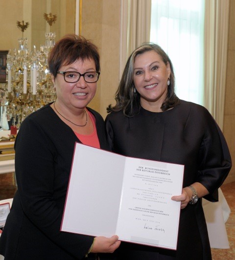 Frau Bundesministerin Dr. Sabine Oberhauser und Dr. Elisabeth Zanon (Vorsitzende der Tiroler Hospiz-Gemeinschaft)