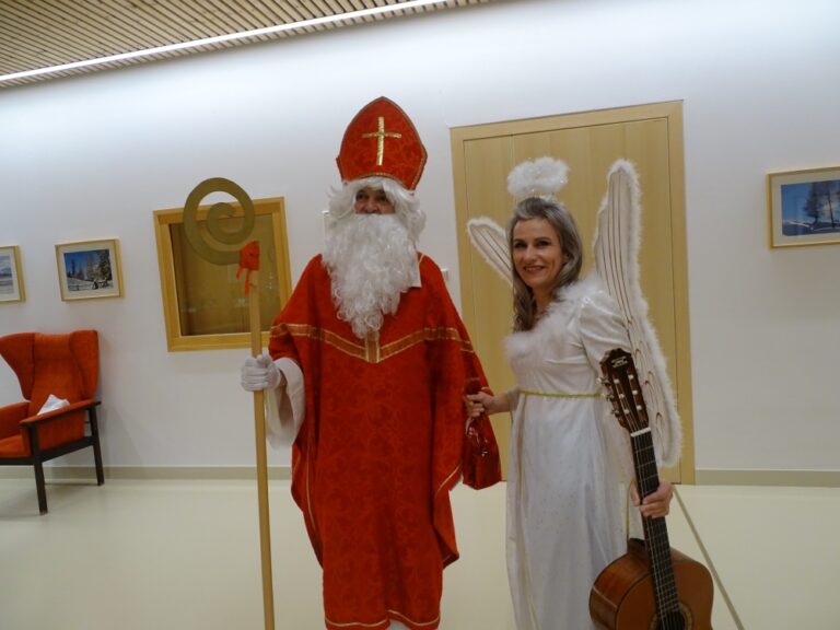 Nikolaus mit Engel auf Station