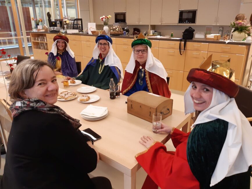 Sternsinger am Tisch auf der Station