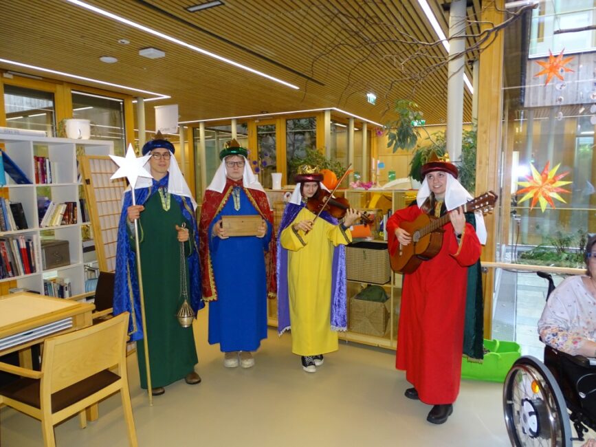 Sternsinger im Hospizhaus singen