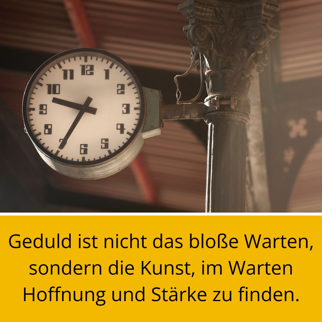 Foto Bahnhofsuhr mit Spruch zur Geduld